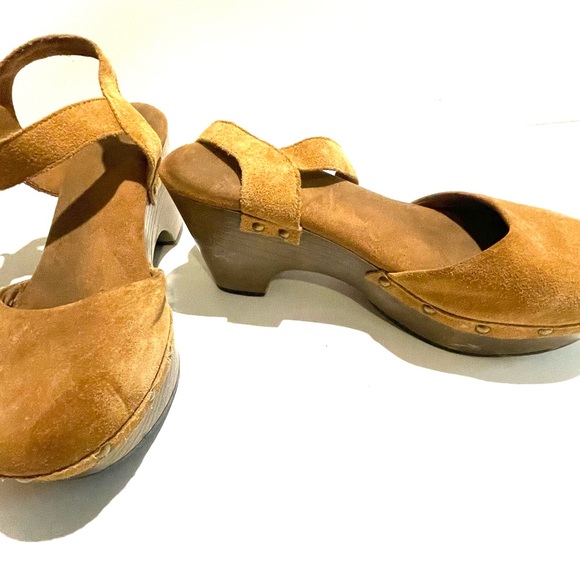 Brown leather clogs. Size 8. - Picture 3 of 9